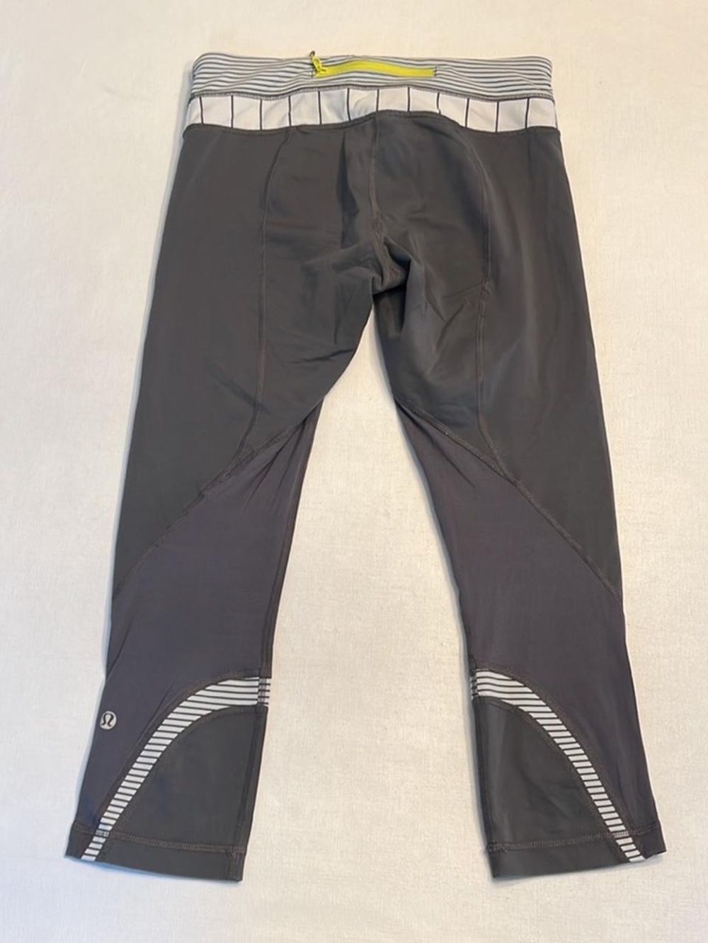 🍋Lululemon athletica Charcoal Capri Inspire Crop Leggings - Picture 5 of 11